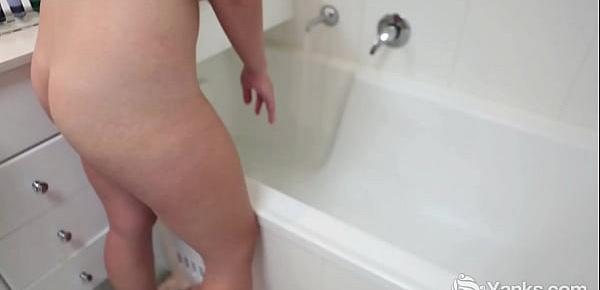  Yanks Kim Masturbating Her Pussy In Bath